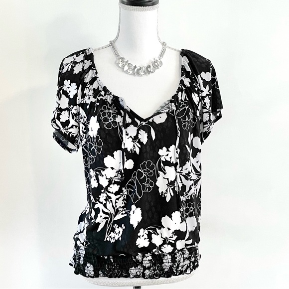NEW Women’s Short Sleeve Floral Banded Hem Top - Picture 4 of 14